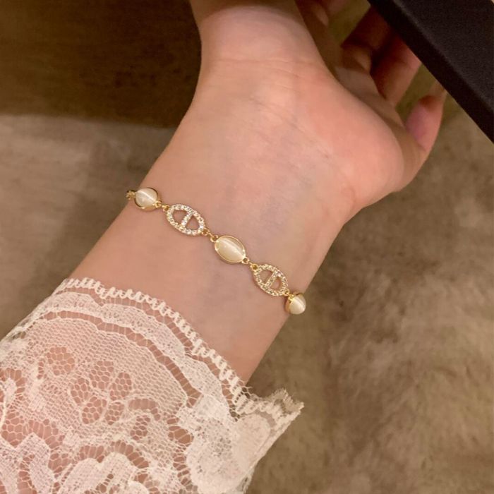 Elegant Diamond-Accented Cat's Eye Stone Bracelet with Unique Pig Nose Design - Luxury Gold/Silver Bangle for Women