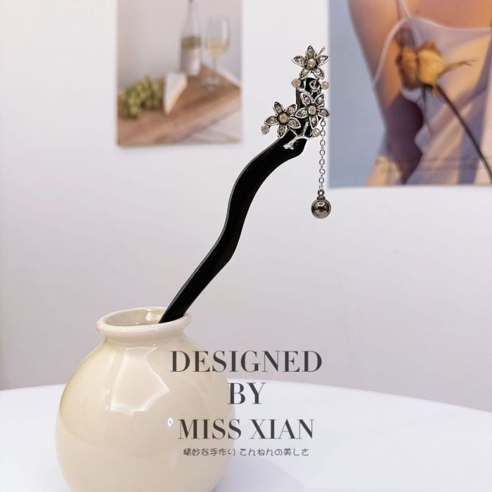 Chinese Style Metal Plum Blossom Hairpin with Elegant Tassel - Traditional Hair Accessory for Bun