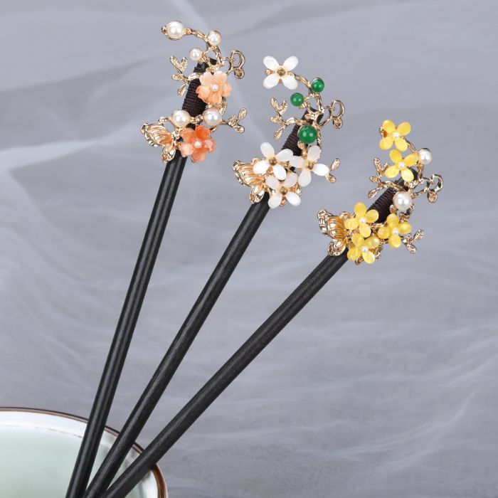 Chinese Style Wooden Butterfly Hair Pin - Traditional Floral Hair Stick for Hanfu & Qipao
