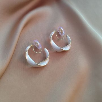 French Vintage C-Shaped Twist Clip-On Earrings - Elegant Geometric Hoop Design for Unpierced Ears