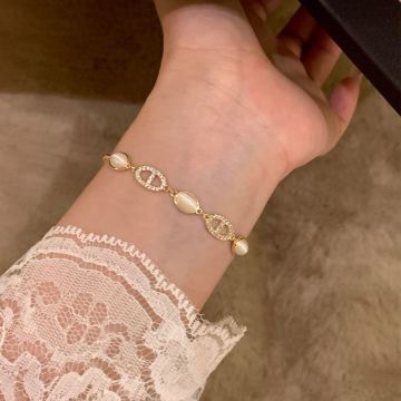 Elegant Diamond-Accented Cat's Eye Stone Bracelet with Unique Pig Nose Design - Luxury Gold/Silver Bangle for Women