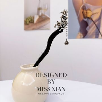Chinese Style Metal Plum Blossom Hairpin with Elegant Tassel - Traditional Hair Accessory for Bun